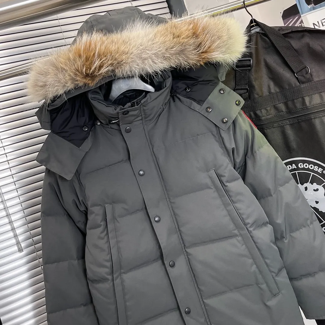 P780 Top Version 29 Canada Goose (Canada·Goose) men's models XS-XXL 🔥 Recommended single product for autumn and winter hard goods # Produced by OEM Canada Goose # The Canadian brand Canada Goose has always been recognized as the warmest down jacket, and its existence can often be seen in the winter street photos of various celebrities.            I do Canada Goose every year, but I still can’t get rid of my love for the goose. No matter how cold the weather is, there’s no need to be afraid! Because there is a big goose this year, as always, we will provide you with ruthless goods and prepare large quantities of goods. I believe that the market is already a bit bad, but we are not afraid.  Only good things are competitive, not comparing prices! No one is stupid enough to quote a high price and send old customers away! Look at price in the short term and quality in the long term!  If you care about quality, please respect its price! If what you want is cheap, please don't expect good quality! You get what you pay for, this is the rule of the market!  We really value quality. It is only worn by the one who understands you! Filling content: 90 international standard duck down! Top-grade imported wolf fur collar - natural Siberian coyote fur collar. The delicate and strong feel is the sense of life that comes from the erosion of wind and frost in nature. The fur collar is removable! There are too many imitation wolf hairs on the market, and they are usually replaced with raccoon dog hair or other fake hairs, which are not even the same quality!  I won’t say much more, everyone sells their own goods! Regarding the down content, you can feel it with your hands. There is nothing wrong with good down. Another customer said that the clothes are very light, but the ones on the market are very heavy. For us insiders, adding some filament to the clothes will make them look bulging and heavy. But we won't do that!  🔥Pure original fidelity! 🔥Everyone who has been cooperating with us in the past few years knows that the large-scale wholesale market products are incomparable to us. You are welcome to visit the brick cabinet and then come to my home to buy!          Canada Goose is the legendary warmest down jacket. One goose and a single layer of clothing are enough to withstand minus 20 degrees Celsius! Known as a must-have for Arctic outdoor sports! The most popular down jacket in the world, celebrities are rushing to buy it, it is a must-have!